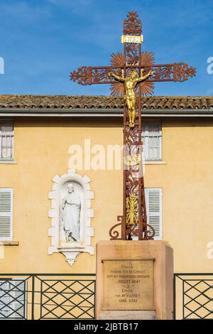 Frankreich, Ain, Ars-sur-Formans, Heiligtum von Ars, dem heiligen Jean-Marie Vianney, schutzpatron aller Priester des Universums, monumentales Kreuz des Jubiläums von 1847 gewidmet Stockfoto