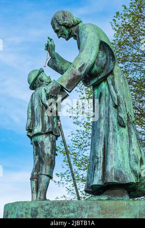 Frankreich, Ain, Ars-sur-Formans, Heiligtum von Ars das Denkmal der Begegnung erinnert an das Treffen zwischen dem jungen Hirten Antoine Givre und Jean-Marie Vianney bei seiner Ankunft in Ars im Februar 1818, das dem Heiligen Jean-Marie Vianney, dem schutzpatron aller Priester des Universums, gewidmet ist Stockfoto