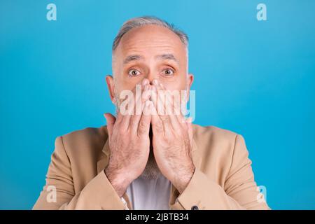 Porträt von gut aussehend besorgt noblen grauhaarigen Mann Schließung Gesicht oops isoliert über hellen blauen Hintergrund Stockfoto