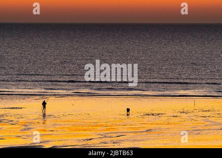 Frankreich, Somme, Ault, Angler am Strand in Ault in der Abenddämmerung Stockfoto