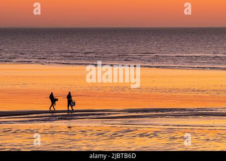 Frankreich, Somme, Ault, Angler am Strand in Ault in der Abenddämmerung Stockfoto