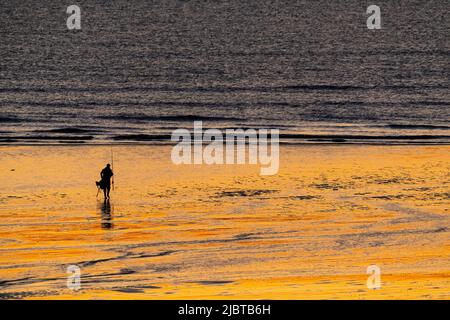 Frankreich, Somme, Ault, Angler am Strand in Ault in der Abenddämmerung Stockfoto