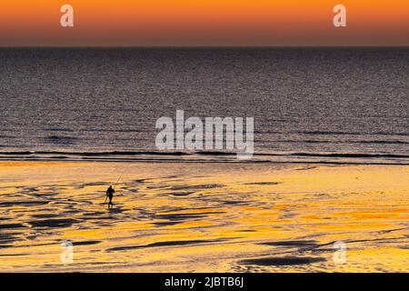 Frankreich, Somme, Ault, Angler am Strand in Ault in der Abenddämmerung Stockfoto