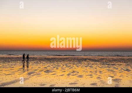 Frankreich, Somme, Ault, Paar am Strand bei Sonnenuntergang Stockfoto