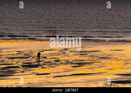 Frankreich, Somme, Ault, Angler am Strand in Ault in der Abenddämmerung Stockfoto