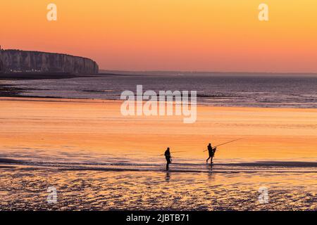 Frankreich, Somme, Ault, Angler am Strand in Ault in der Abenddämmerung Stockfoto