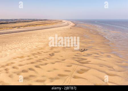 Frankreich, Somme, Le Hourdel, drei Reiter, die mit ihren Pferden auf den riesigen, von der Flut freigelegten Sandbänken spazieren (Luftaufnahme) Stockfoto