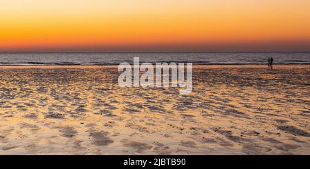 Frankreich, Somme, Ault, Paar am Strand bei Sonnenuntergang Stockfoto