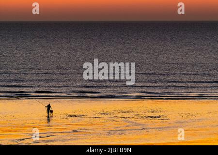 Frankreich, Somme, Ault, Angler am Strand in Ault in der Abenddämmerung Stockfoto