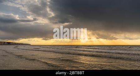 Frankreich, Somme, Ault, ein Frühlingsabend am Strand in Ault während das kalte Wetter die Touristen verschreckt hat und nur die Möwen und ein paar mutige Menschen es wagen, draußen zu bleiben Stockfoto