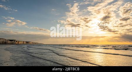 Frankreich, Somme, Ault, ein Frühlingsabend am Strand in Ault während das kalte Wetter die Touristen verschreckt hat und nur die Möwen und ein paar mutige Menschen es wagen, draußen zu bleiben Stockfoto