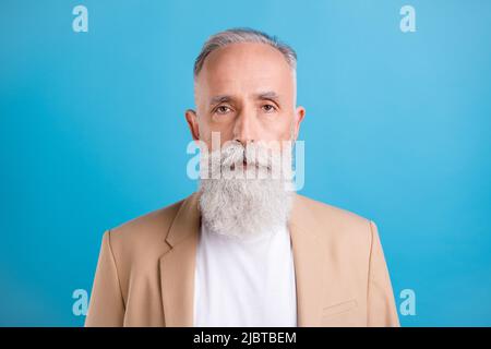 Porträt eines gutaussehenden schweren Inhalt grauhaarigen Mann trägt formelle Anzug isoliert über hellen blauen Hintergrund Stockfoto
