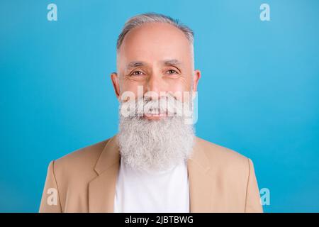 Porträt von attraktiven Inhalt fröhlich grauhaarigen Mann Executive Manager trägt Jacke isoliert über hellen blauen Hintergrund Stockfoto