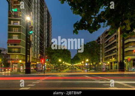 Blick auf die Rambla Nova vom Tarraco Imperial Square (Plaza Imperial Tarraco) bei Nacht, Tarragona, Spanien Stockfoto