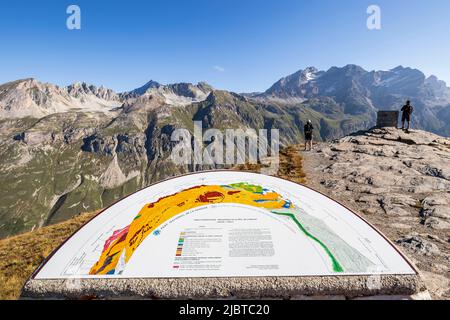 Frankreich, Savoie, Nationalpark Vanoise, Val-d'Isere, belvedere der Tarentaise auf 2528 m auf der Straße zu den Grandes Alpes in der Nähe des Col de L'Iseran, zwischen Val-d'Isere und Bonneval-sur-Arc, auf der rechten Seite auf den Grenzspitzen der Pointe de Bazel (3440 m), Pointe de Calabria (3350 m) Und Pointe de la Galise (3343 m) Stockfoto