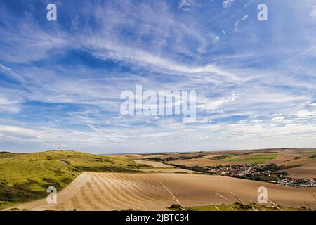 Frankreich, Pas de Calais, großer Standort der zwei Kappen, regionaler Naturpark der Kappen und Sümpfe von Opale, Cote d Opale, Cap Blanc Nez, Blick auf die Landschaft und das Dorf Escalles Stockfoto