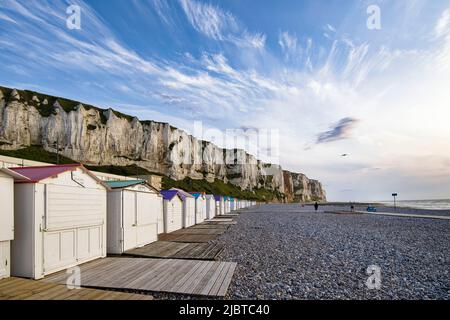 Frankreich, seine Maritime (76), Côte d'Albâtre, Sonnenuntergang über den Strandhütten von Le Tréport Stockfoto