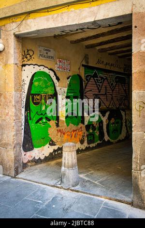 Greem farbige Grafitty in einer engen Straße in El Raval, Barcelona Stockfoto