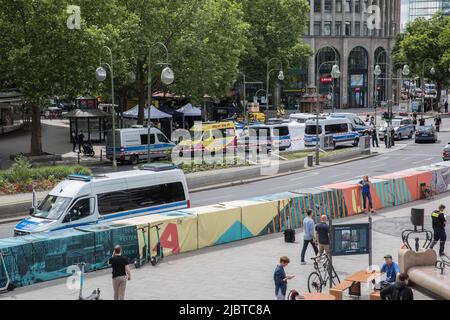 Berlin, Deutschland. 08.. Juni 2022. Am 8. Juni 2022 wurde ein Auto in eine Gruppe von Menschen geplündet, wobei eine Person getötet und mehrere andere verletzt wurden. (Foto: Michael Kuenne/PRESSCOV/Sipa USA) Quelle: SIPA USA/Alamy Live News Stockfoto