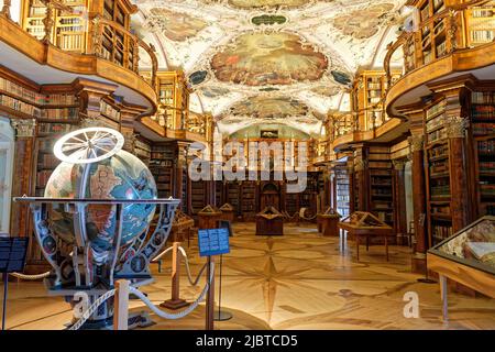 Schweiz, Kanton St. Gallen, St. Gallen, das historische Zentrum, die Stiftsbibliothek aus dem 18.. Jahrhundert, üppiges Interieur im Rokoko-Stil und seine Sammlung mittelalterlicher Literatur. Einige der 160.000 Bücher, die als die älteste und reichste Schweizer Bibliothek gelten, stammen aus der Gründung der Abtei Mitte des 8.. Jahrhunderts, dem UNESCO-Weltkulturerbe Stockfoto