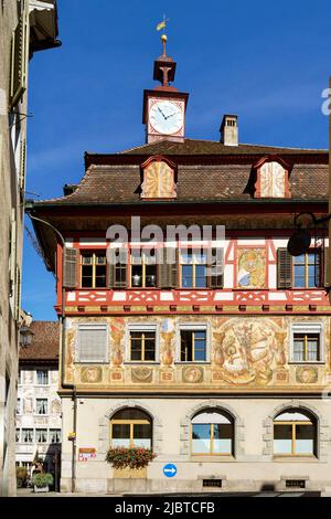 Schweiz, Kanton Schaffhausen, Stein am Rhein, Historisches Zentrum, mittelalterliche Altstadt, Historische Häuser am Rathausplatz, Rathaus Stockfoto