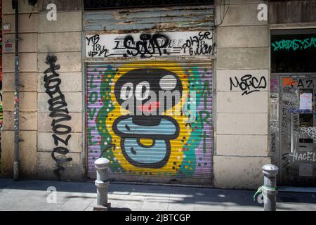 Farbige Grafitti in einer schmalen Straße in El Raval, Barcelona Stockfoto