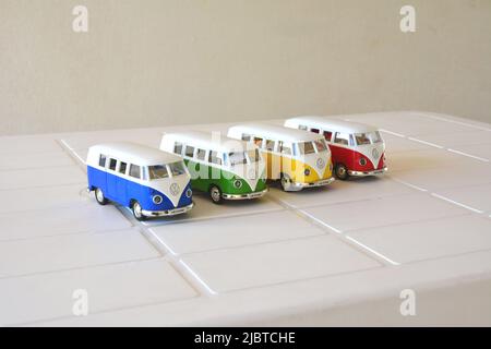 Druckguss, Kleintransporter, verschiedene Farben, Brasilien, Südamerika, Seitenansicht, selektiver Fokus, weißer Hintergrund, weißer Hintergrund, Kopierbereich Stockfoto