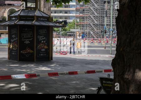 Berlin, Deutschland. 08.. Juni 2022. Am 8. Juni 2022 wurde ein Auto in eine Gruppe von Menschen geplündet, wobei eine Person getötet und mehrere andere verletzt wurden. (Foto: Michael Kuenne/PRESSCOV/Sipa USA) Quelle: SIPA USA/Alamy Live News Stockfoto