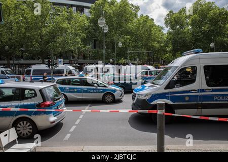 Berlin, Deutschland. 08.. Juni 2022. Am 8. Juni 2022 wurde ein Auto in eine Gruppe von Menschen geplündet, wobei eine Person getötet und mehrere andere verletzt wurden. (Foto: Michael Kuenne/PRESSCOV/Sipa USA) Quelle: SIPA USA/Alamy Live News Stockfoto