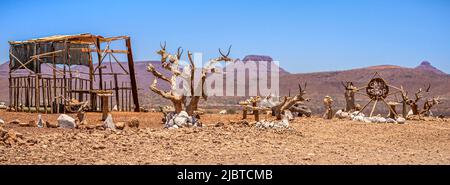 Namibia, Kunene-Region, Damaraland, Palmwag, Damara-Handwerksstand am Wegesrand, Panoramablick Stockfoto