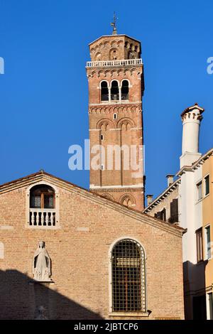 Italien, Venetien, Venedig, von der UNESCO zum Weltkulturerbe erklärt, Viertel San Polo, Campo San Toma und Basilika Santa Maria Gloriosa dei Frari Stockfoto