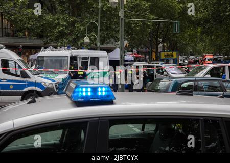 Berlin, Deutschland. 08.. Juni 2022. Am 8. Juni 2022 wurde ein Auto in eine Gruppe von Menschen geplündet, wobei eine Person getötet und mehrere andere verletzt wurden. (Foto: Michael Kuenne/PRESSCOV/Sipa USA) Quelle: SIPA USA/Alamy Live News Stockfoto