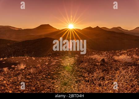 Namibia, Kunene Region, Damaraland, Bergsig, Wüstenuntergang Stockfoto