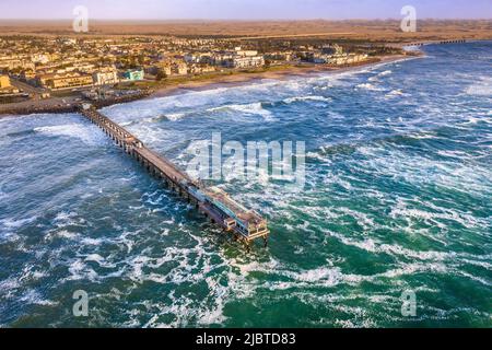 Namibia, Skeleton Coast, Erongo Region, Swakopmund, der Anlegesteg am Atlantischen Ozean, Luftaufnahme der Küste Stockfoto