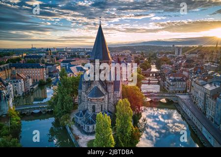 Frankreich, Moselle, Metz, Sonnenaufgang über dem Tempel Neuf (Luftaufnahme) Stockfoto