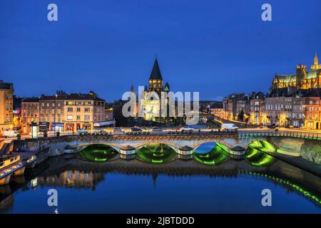 Frankreich, Mosel, Metz, Tempel Neuf bei Nacht beleuchtet (Luftaufnahme) Stockfoto