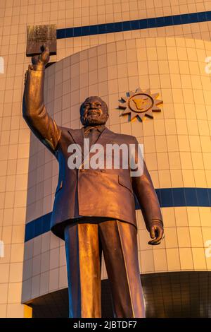 Namibia, Region Khomas, Windhoek, Independence Memorial Museum von Nordkorea erbaut, Statue des ersten Präsidenten der Republik Namibia Sam NUJOMA Stockfoto