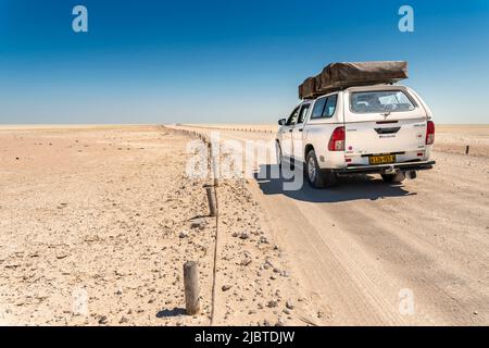 Namibia, Kunene Region, Etosha National Park, 4x4 auf der Strecke auf der riesigen Salzpfanne Stockfoto