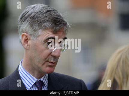 Jacob Rees-Mogg (Con: N E Somerset) Staatsminister für Brexit-Chancen - in Westminster, interviewt (von Victoria Derbyshire) vor einem V Stockfoto