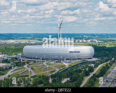 MÜNCHEN, DEUTSCHLAND - 8. JUNI: Luftaufnahme der Allianz Fußballarena am 8.. Juni 2022 in München. Das Hotel befindet sich im Münchner Stadtteil Schwabing-Freimann Stockfoto