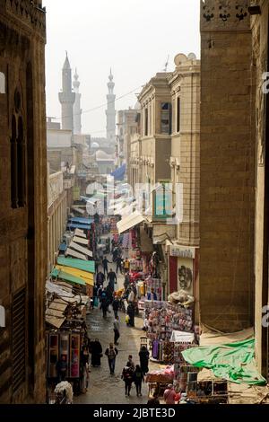 Ägypten, Kairo, islamisches Kairo, Altstadt, die von der UNESCO zum Weltkulturerbe erklärt wurde, Al Moez Ldin Allah Street und Bab Zuwayla Gate im Hintergrund Stockfoto