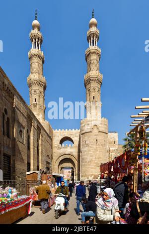 Ägypten, Kairo, islamisches Kairo, Altstadt, die von der UNESCO zum Weltkulturerbe erklärt wurde, das Bab Zuwayla-Tor und der El Khayamiya-Markt Stockfoto