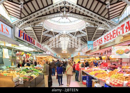 Spanien, Valencia, zentraler Markt im Jugendstil (modernistischen) Stil entworfen in den 1920s von den Architekten Alexandre Soler i March und Francesc Guàrdia i Vial dann Enrique Viedma und Angel Romani mit einer Einweihung im Jahr 1928 Stockfoto