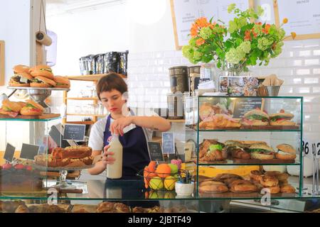 Spanien, Valencia, Ruzafa, Dulce de Leche Gebäck und Cafeteria, Auswahl an Sandwiches, herzhaften Torten, Kuchen... Stockfoto
