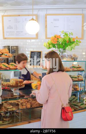 Spanien, Valencia, Ruzafa, Dulce de Leche Gebäck und Cafeteria, Auswahl an Sandwiches, herzhaften Torten, Kuchen... Stockfoto