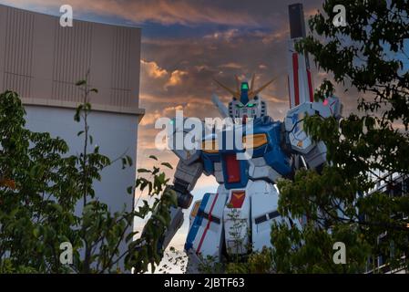 Lebensgroßer Gundam-Roboter im Einkaufszentrum Lalaport Stockfoto