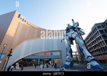 Lebensgroßer Gundam-Roboter im Einkaufszentrum Lalaport Stockfoto