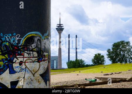 Blick vom Rheinufer auf den 240,50 m hohen Rheinturm, ein Fernsehturm in Düsseldorf, Nordrhein-Westfalen, Deutschland, Mai 24.5.22 Stockfoto