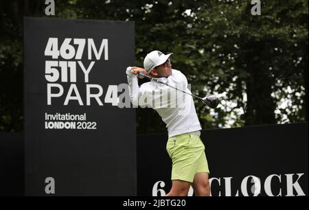 London, Großbritannien. 08.. Juni 2022. Der spanische Sergio Garcia schlägt sich vor dem Start des ersten LIV Golf-Events morgen im Centurion Club in Hertfordshire am Mittwoch, den 08. Juni, auf dem 3.-Loch-Platz seiner Übungsrunde ab. 2022.die Veranstaltung ist umstritten, weil Golfer wie Dustin Johnson die PGA-Tour verlassen haben, um daran teilzunehmen, und weil sie mit saudiarabischem Geld finanziert wird. Foto von Hugo Philpott/UPI Credit: UPI/Alamy Live News Stockfoto