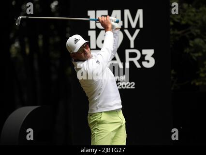 London, Großbritannien. 08.. Juni 2022. Der spanische Sergio Garcia schlägt sich vor dem Start des ersten LIV Golf-Events morgen im Centurion Club in Hertfordshire am Mittwoch, den 08. Juni, auf dem 3.-Loch-Platz seiner Übungsrunde ab. 2022.die Veranstaltung ist umstritten, weil Golfer wie Dustin Johnson die PGA-Tour verlassen haben, um daran teilzunehmen, und weil sie mit saudiarabischem Geld finanziert wird. Foto von Hugo Philpott/UPI Credit: UPI/Alamy Live News Stockfoto